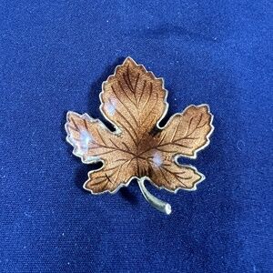 Gold Tone Enamel Maple Leaf Brooch Autumnal Vein Detail Seasonal Elegant